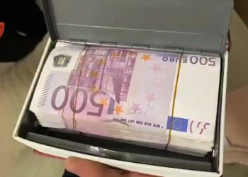 VIDEO- Qindra mijëra euro, armë, jelek antiplumb dhe dylbi, pamjet e momentit të arrestimit të anëtarëve të grupit kriminal “Rraja”