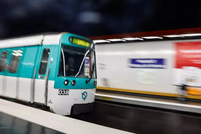 Tmerr në metronë e Parisit  tre gra plagosen me thikë  autori në arrati