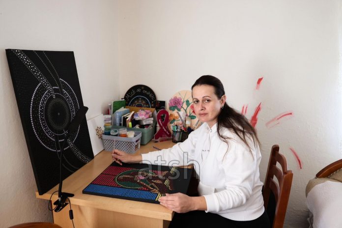 Historia frymëzuese e 37 vjeçares në Laç  nga tri betejat me kancerin  tek artizanati