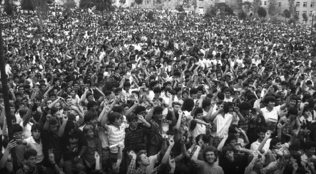 Sot 8 Dhjetori, që ndryshoi Shqipërinë. Si rinia nisi epokën e pluralizmit 35 vite më parë