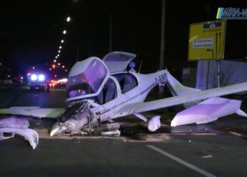 Avioni me një motor rrëzohet në mes të një rruge në Gjermani, 3 persona të plagosur (VIDEO)