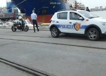 Makina me pajisje të dyshuara si përgjues, dy zyrtarët e Guardia Di Finanza dhe një tjetër mbërritën mbrëmë në Durrës