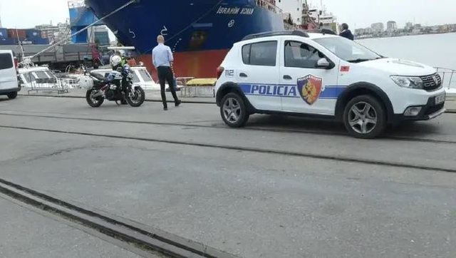 Makina me pajisje të dyshuara si përgjues  dy zyrtarët e Guardia Di Finanza dhe një tjetër mbërritën mbrëmë në Durrës