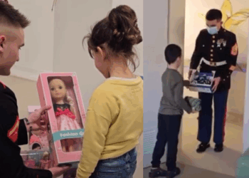 Festat e fundvitit, Marinsat e SHBA dhurojnë lodra për fëmijët e shtruar në Pedriatrinë e QSUNT