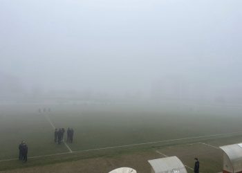 Mjegulla e dendur mbulon Peshkopinë/ Ndeshja Korabi-Burreli anulohet për shkak të kushteve të motit