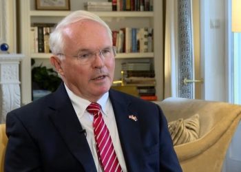 Ambasadori Christofer Hill: Vizita e Baker në ’91, kthesa historike për Shqipërinë, larg socializmit të butë