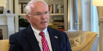 Ambasadori Christofer Hill: Vizita e Baker në ’91, kthesa historike për Shqipërinë, larg socializmit të butë