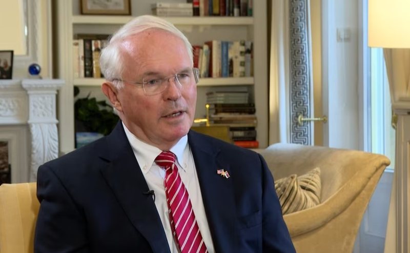 Ambasadori Christofer Hill  Vizita e Baker në  91  kthesa historike për Shqipërinë  larg socializmit të butë