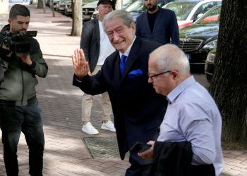 “Mashtruesin që mbolli flokët dhe rregulloi hundën e shpallët të burgosur politik”/ Mesazhi i ish-deputeti Spaho për Berishën