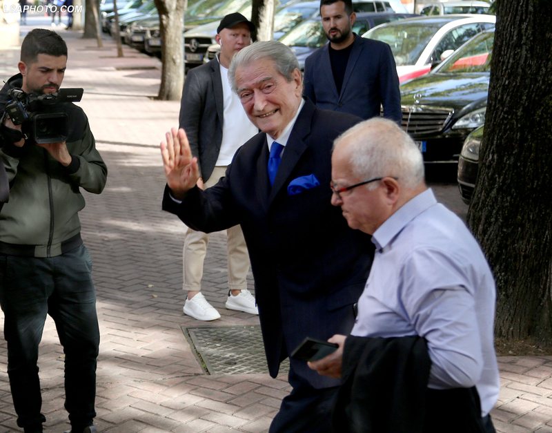  Mashtruesin që mbolli flokët dhe rregulloi hundën e shpallët të burgosur politik   Mesazhi i ish deputeti Spaho për Berishën