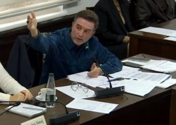 “Boll ore, qepe…”, Braçe sherr me Agron Shehajn tek ‘Ekonomia’: Ka mundësi t’ia fikni atë mikrofon?