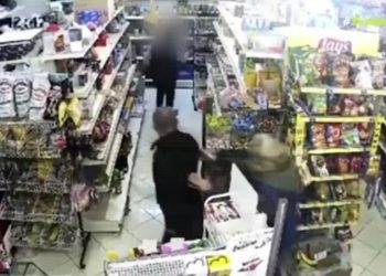 Horror në Greqi! Shqiptari qëllon me thikë ish-gruan, 50-vjeçarja futet në market për të shpëtuar