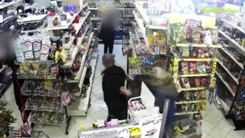 Horror në Greqi  Shqiptari qëllon me thikë ish gruan  50 vjeçarja futet në market për të shpëtuar