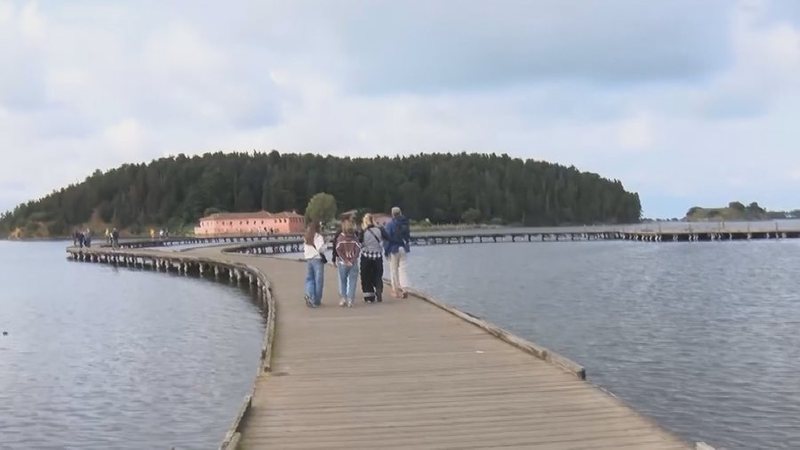 vlora-e-mbushur-me-turiste-edhe-ne-dimer-na-pelqen-shume-arkitektura-dhe-historia-e-ketij-vendi