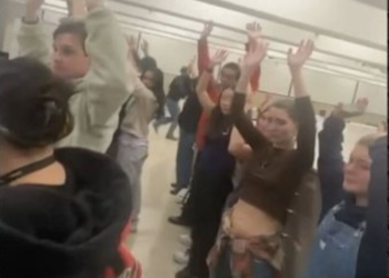 Dalin pamjet/ Momenti kur studentët fshihen në bibliotekën e universitetit gjatë sulmit me armë në SHBA