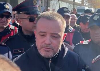 “Kam 72 orë që nuk jam larë për vete”, kreu i Ujësjellësit përplaset me vlonjatët: S’na lejon presion që ta riparojmë defektin