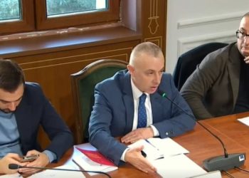 PD tërhoqi firmat për kandidatët për AP, Ndoja sulmon grupin e tij: S’është burrërore që…