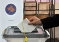 I kërkonte raporte shëndetësore qytetarëve për t’i shoqëruar të jepnin votën, një person shoqërohet nga policia e Kosovës