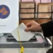 I kërkonte raporte shëndetësore qytetarëve për t’i shoqëruar të jepnin votën, një person shoqërohet nga policia e Kosovës
