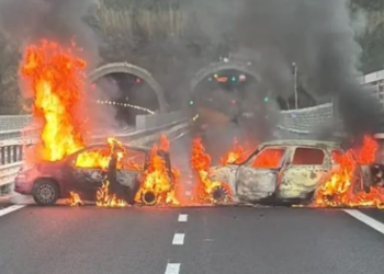 Grabitje si në filma, sulmohet autoblindi në mes të autostradës, vidhen dy milionë euro