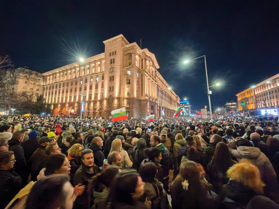  Mafiozë  jepni dorëheqjen   dhjetëra mijëra njerëz mbushin rrugët e Sofjes  tronditet qeveria