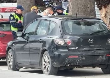 Përplasen tre automjete në Lungomare, lëndohet turistja
