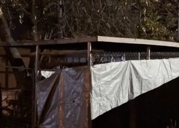 22-vjeçarja gjendet e mbyllur në kolibe, arrestohet gruaja që e kishte birësuar
