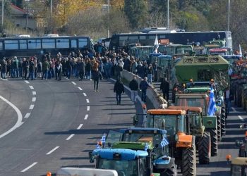 Protestat e fermerëve bllokojnë sërish aksin Kakavijë-Janinë, Policia shqiptare: Do lejohen vetëm makinat për emergjenca