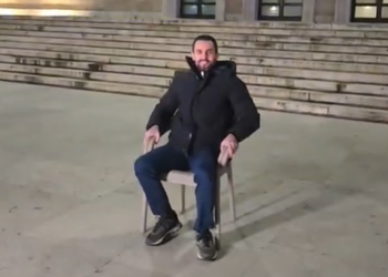 “Këtu më keni”- Lapaj shfaqet i ulur në karrige para Kryeministrisë: Do protestoj i vetëm!