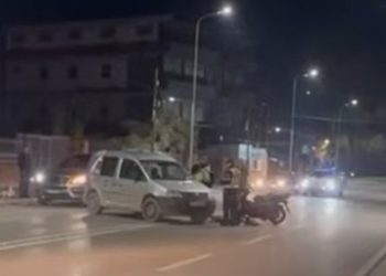 Aksident i rëndë në Lushnjë, makina përplas motorin, drejtuesi niset me urgjencë drejt spitalit