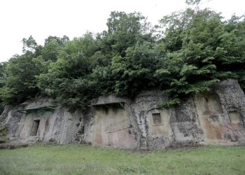 Po gërmonin ilegalisht për thesare në varret ilire mbi 2 mijë vjeçare në Selcë, kapen 3 të rinj në Pogradec