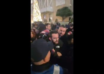 Nuk u lejojnë vendosjen e një gjeneratori, përplasje mes protestuesve dhe policisë para Kryeministrisë (VIDEO)