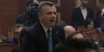 Balla pas tensioneve në Kuvend: Sjellja e opozitës për të motivuar mbështetësit