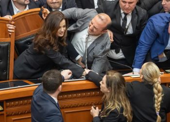 Skenat e dhunës dhe kaosi në Parlament, PS kërkon përjashtimin e 30 deputetëve të PD