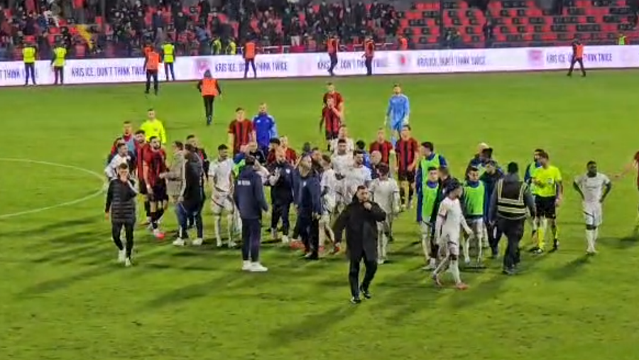 Tifozët futen në fushë në fushë në ndeshjen Flamurtari Teuta  përplasen ne futbollistët