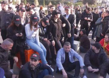 3 orë protestë e përplasje para Kryeministrisë, shoqërohen në polici 4 aktivistë të “Shqipëria Bëhet”