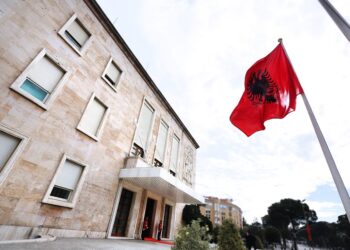 Vendos qeveria: Edhe e premtja pushim për administratën!