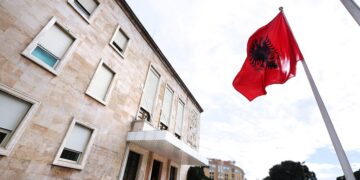 Vendos qeveria: Edhe e premtja pushim për administratën!
