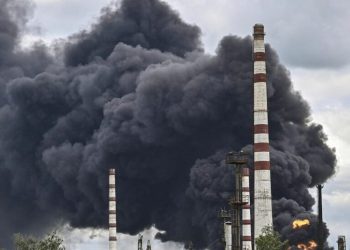 Zyrtarët ushtarakë të Kievit: Ukraina goditi terminalin e naftës në bregdetin rus