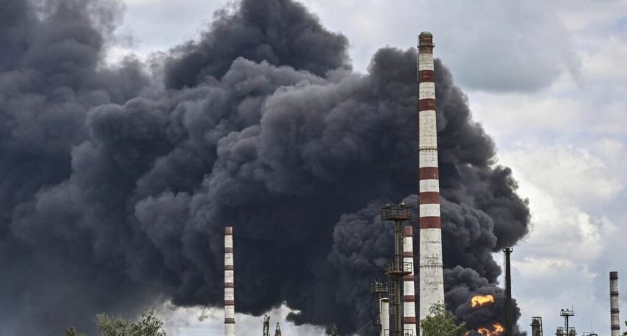 Zyrtarët ushtarakë të Kievit  Ukraina goditi terminalin e naftës në bregdetin rus