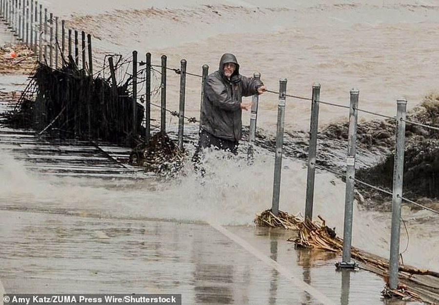 Përmbytjeve shkatërruese në Los Angeles  shpallet gjendja e emergjencës