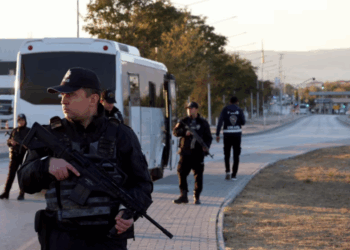 Turqia arreston 115 pjesëtarë të dyshuar të IS-it që “planifikonin sulme për Vitin e Ri”