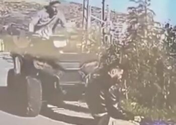 VIDEO / Ushtari izraelit përplas palestinezin teksa po falej