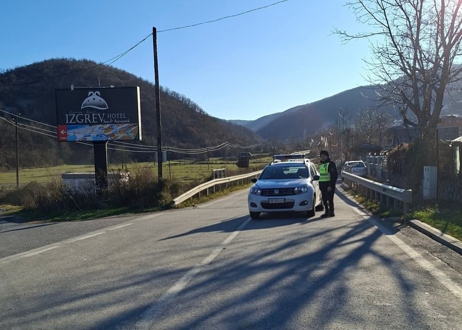 Bllokohet prej dy ditësh aksi Strugë Qafë Thanë  paralizohet qarkullimi për festat e Vitit të Ri