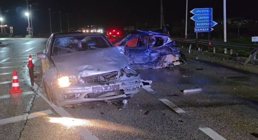 VIDEO Aksident tragjik në aksin Levan Tepelenë  Përplasje e fortë mes dy makinave  humb jetën i riu