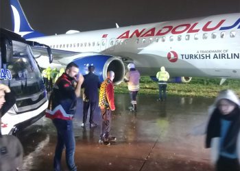 Avioni i nisur nga Prishtina del nga pista në Stamboll, evakuohen pasagjerët