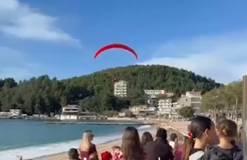 VIDEO  Surprizohen fëmijët në Himarë  babagjyshi  zbret  nga ajri