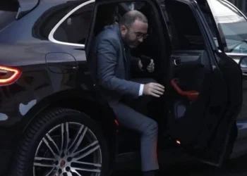 Nxjerr foton e Bardhit duke zbritur nga makina në Kuvend, Murrizi: Pika që s’ju bie, rrini edhe në sediljen mbrapa të dukeni të rëndësishëm