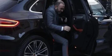 Nxjerr foton e Bardhit duke zbritur nga makina në Kuvend, Murrizi: Pika që s’ju bie, rrini edhe në sediljen mbrapa të dukeni të rëndësishëm