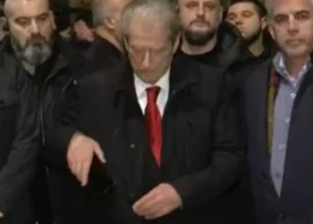 Berisha “shëtitje” deri te Kuvendi, pas bombave molotov te Kryeministria: Po u tregoj se ku do protestojmë më pas